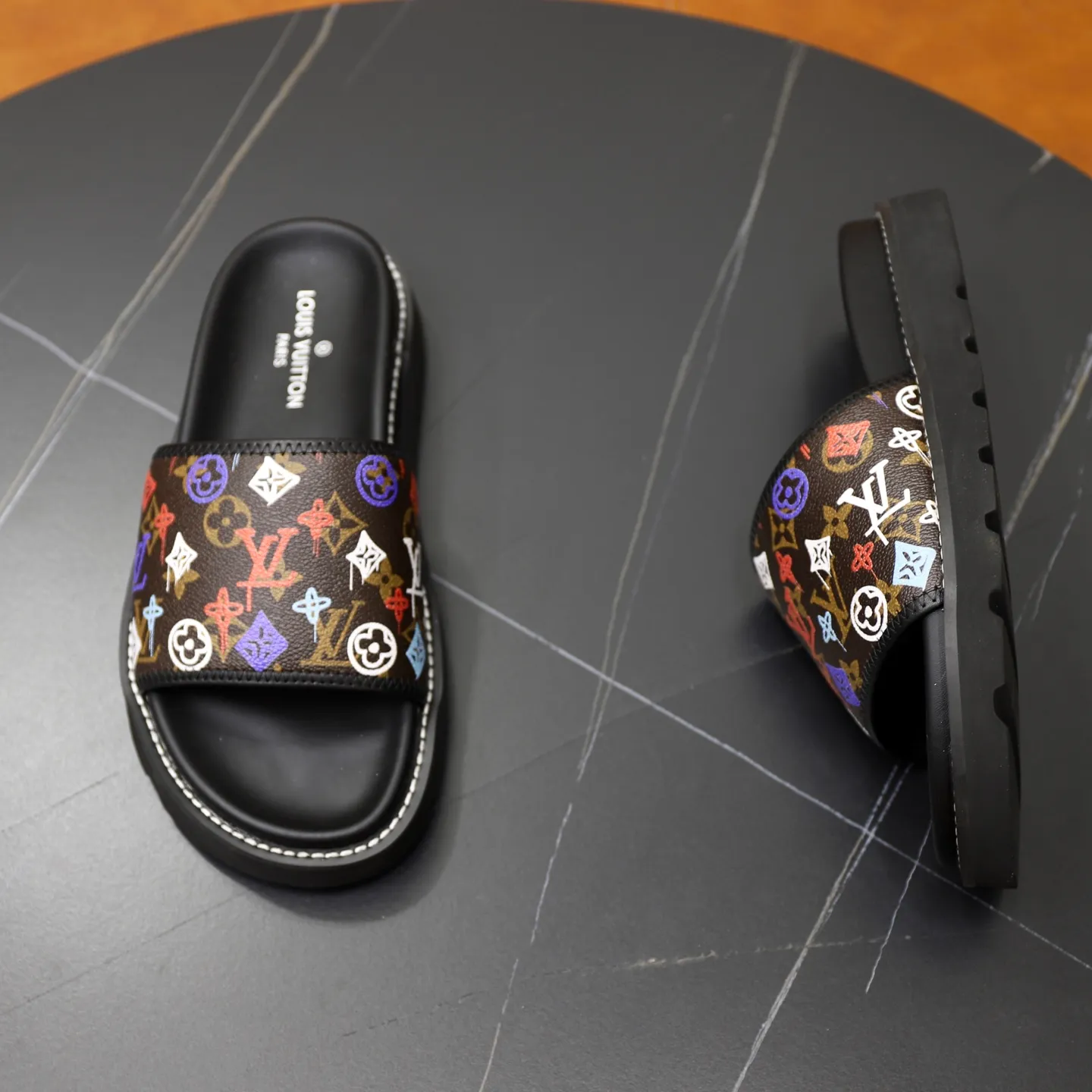 Ex-factory price: 320💰🙅‍♂️🙅‍♂️🙅‍♂️ Brand: LV Louis Vuitton Standard code: 38-45 Grade: Same as the official website Material: Original material design Original rubber wear-resistant molded outsole Style category: Men's fashion sandals Distinguished luxury brand elements Top luxury Color: Actual picture color